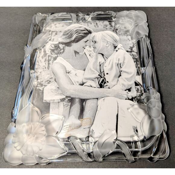 Fifth Avenue Crystal Picture Frame 8x10 Floral Clear Frosted Flowers Photo Table - Picture 3 of 8